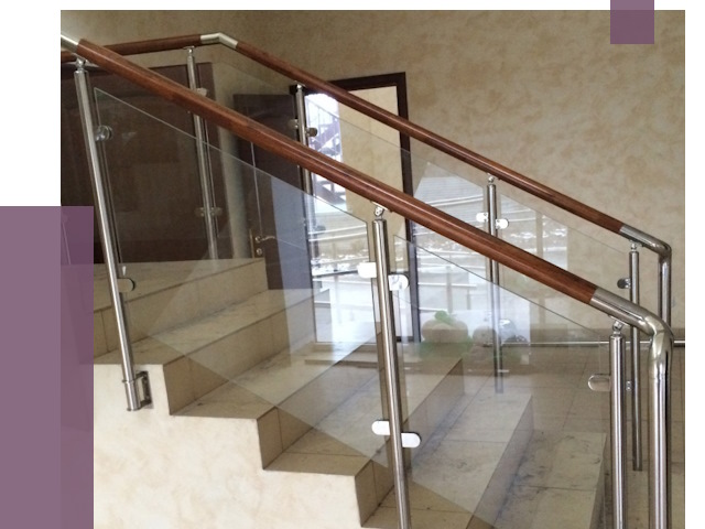 Комбинированные перила из металла и дерева в Отрадном