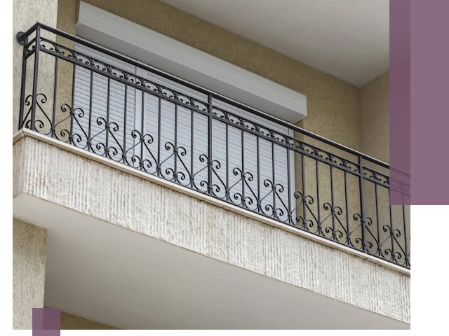 Балконные ограждения из металла и стекла в Отрадном для домов